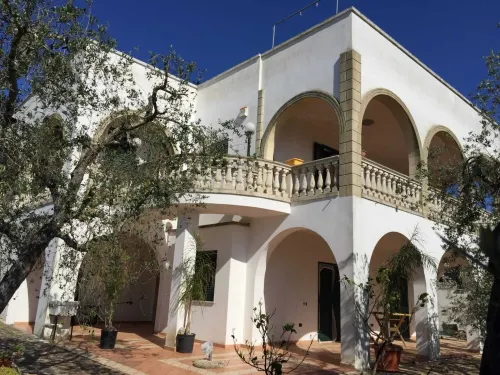 Salentiggiano Villa Ulivo With Swimming Pool GREEN TWO-ROOM APARTMENT sleeps 2/4 Hotels in Tiggiano