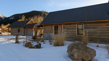 Cozy, Rustic Cabins near Chico Hot Springs & only 35 mins to YELLOWSTONE PARK!!