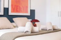 Exclusive boutique apartment with swimming pool, paddle tennis court and beach 2 minutes away.