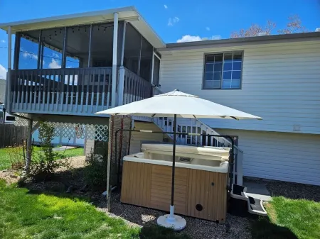 5 mins from Chadfield reservoir Tranquil 4-bedroom house AC in West Littleton Отели в г. Кен Карил