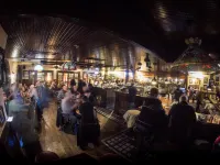DoubleTree by Hilton Hotel & Suites Victoria - bar