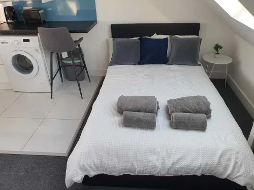 20 mins Heathrow,15 mins Elizabeth line, 20 mins Wembley, 25 mins Central London