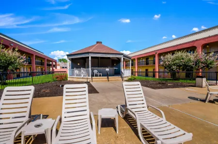 Quality Inn Fredericksburg-Central Park Area Отели рядом с достопримечательностью «Терминус оф Вирджиния Рейлуэй Трейл»