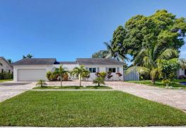 Sun-Soaked FLL Getaway • Pool • BBQ • Near Beaches