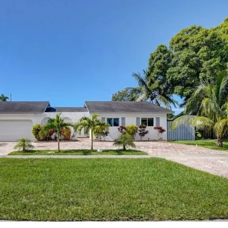Sun-Soaked FLL Getaway • Pool • BBQ • Near Beaches