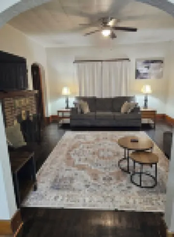 Charming Historic Steubenville 5-bedroom home Hotels in Steubenville