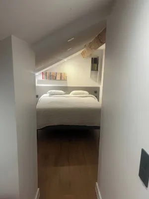 AIX-EN-PROVENCE SHOWER IN THE HEART OF THE CITY