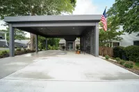 Luxury 2 bd lakefront Modern porch fire pit fisherman boat dock walk to downtown Hotels in Clarksville