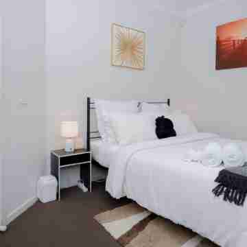 Family And Remote Work Friendly-Only 4 Minutes from The Pacific Werribee Rooms