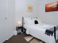 Family And Remote Work Friendly-Only 4 Minutes from The Pacific Werribee Hotels in Werribee