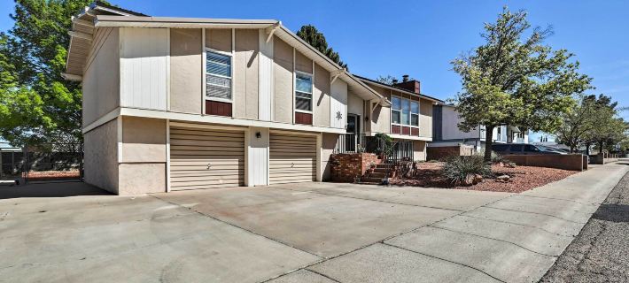 Page Home w/ Deck & Yard: Walk to Rim View Trail Hotel a Page