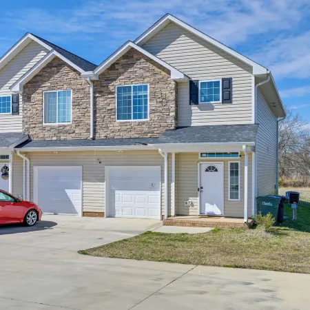 6 Mi to PNC Music Pavilion: Concord Townhome