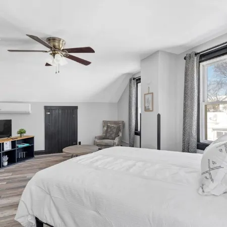 The WashMO Hospitality House WALK to riverfront, shopping, wine shuttle, HOT TUB