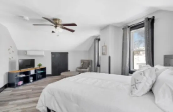 The WashMO Hospitality House WALK to riverfront, shopping, wine shuttle, HOT TUB