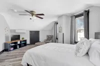 The WashMO Hospitality House WALK to riverfront, shopping, wine shuttle, HOT TUB