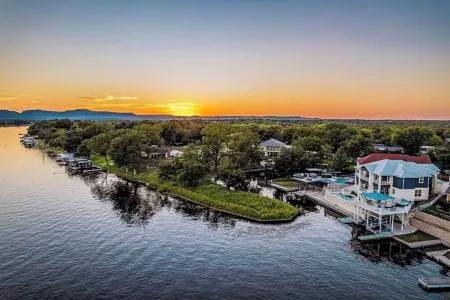 Big Blue on Lake LBJ with Pool & Spa