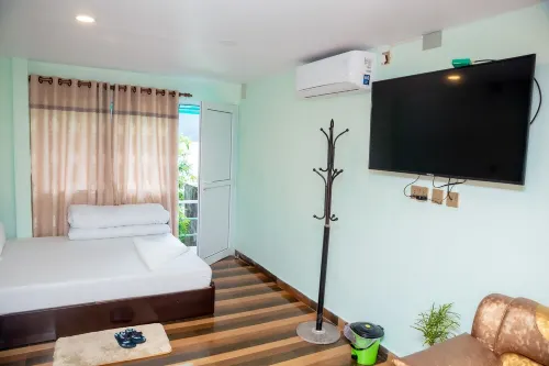 Romantic Lake View Hotel With Balcony, Bath Tub and own Restaurant