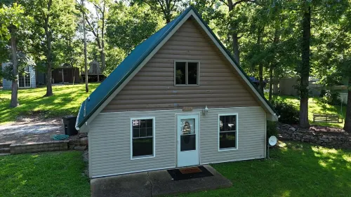 Hunters Paradise on The Lake.  Cozy 2 bedroom house with large back yard Hotel di Tom Township