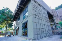 Hidden gem of Hanoi- container house by the lake Các khách sạn gần Hồ Đồng Đò