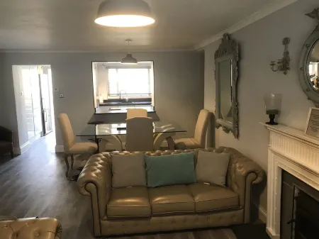 Grade II listed cottage in the heart of Bovey Tracey with parking & garden