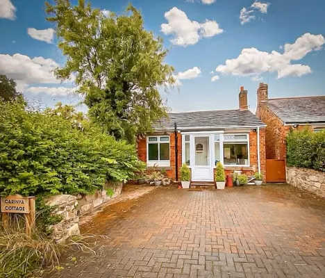 Detached cottage near Alnwick and Warkworth Hotels in Thirston