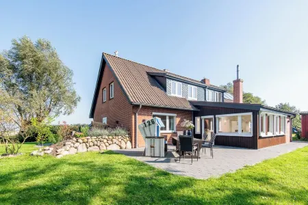 Oystercatcher vacation apartment with garden, terrace and beach chair