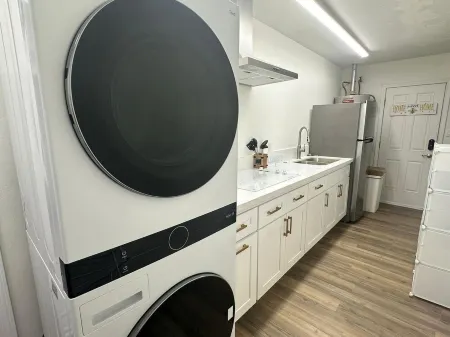 Charming studio in wonderful Bakersfield with AC, WiFi