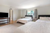 Enjoyable townhome with AC in vibrant Los Angeles Hotels in Reseda