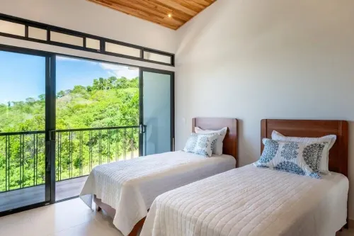 Pura Vida Paradise! Luxury Ocean View Oasis only 20 minutes from the beach.