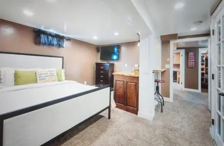 Grammie's Manor & Cottage, sleep 18; 2houses; gym+sauna+firepit+yard/downtown