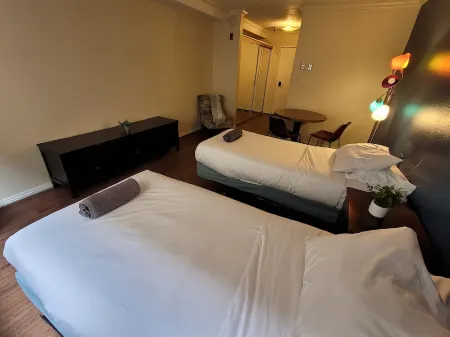 Double Bed Unit with AC and Wifi in Beverly Hills