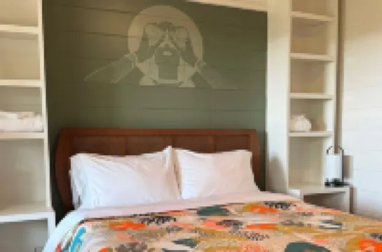 Peaceful HIlltop Cabin w/ Amazing Views & Hot Tub