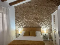 Village house that invites you to disconnect. 2 min from via verde and the Ebro river. Hotels in Tortosa
