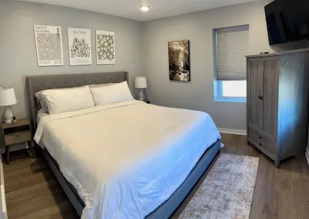 The Blue Riverside Home in Oconto Отели в г. Оконто