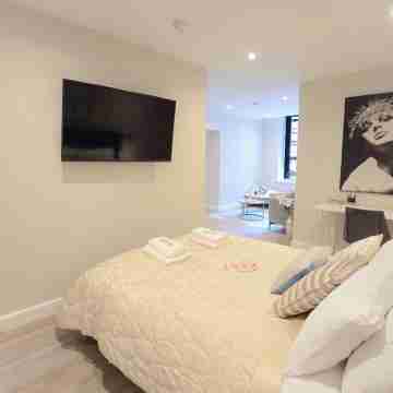 Elegant Escape: Prime Location & Gorgeous Interior Rooms