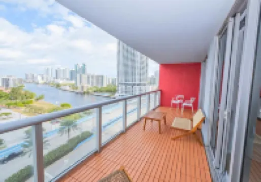 2BR Luxury Ocean Views Apt 1208