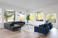 Spectacular Muskoka Lakehouse near Oastler Provincial Park and Rose Point Trail