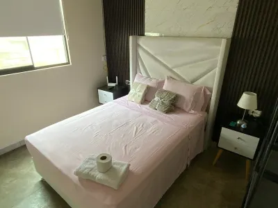 Beach house with 4 bedrooms for 12, Wi-Fi, and AC  호텔