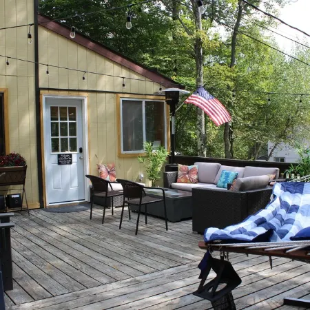 Cozy 3-bedroom cabin in enchanting Pocono Lake with AC, WiFi