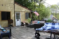 Cozy 3-bedroom cabin in enchanting Pocono Lake with AC, WiFi