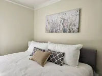 Chic & Classy 1-Bedroom House in Quiet Area.  Short Walk to Downtown and Ferry.