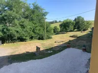 Gîte au Cœur du Beaujolais, Dans un Domaine Viticole Hotels in Bully