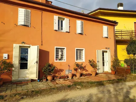 Relaxation in the Tuscan countryside between vineyards and cities of art