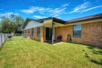 King & Queen Bed - Guadalupe Hip Haven - Near downtown New Braunfels!