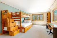 Lakefront Retreat with a Private Beach Hotels in Woodstock