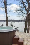 Relaxing Croton lake cottage w/ hot tub