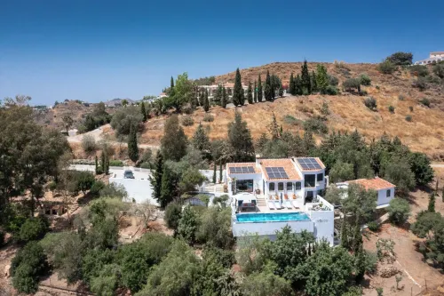 Luxurious villa/infinity pool/sea views/jacuzzi