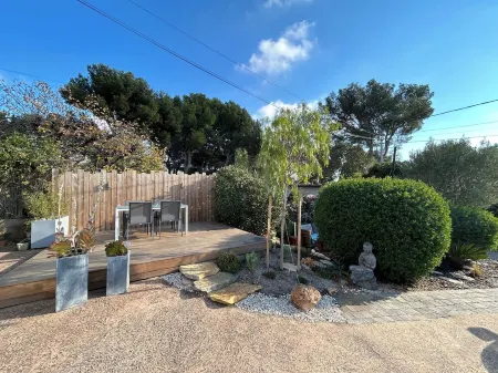 700 m from beaches/coastal path, apartment with separate garden area Отели в г. Бандоль