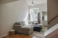 Cozy two bed, two bath townhome with 2 living spaces and 2 car garage Hotels in Forest Lake