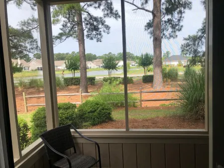 2 BR 2 Bath 1st floor condo with a water view, 10 min from beach Отели в г. Литл Ривер